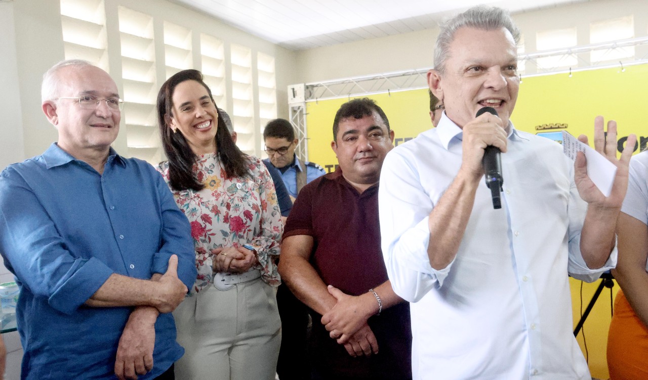 prefeito falando ao microfone